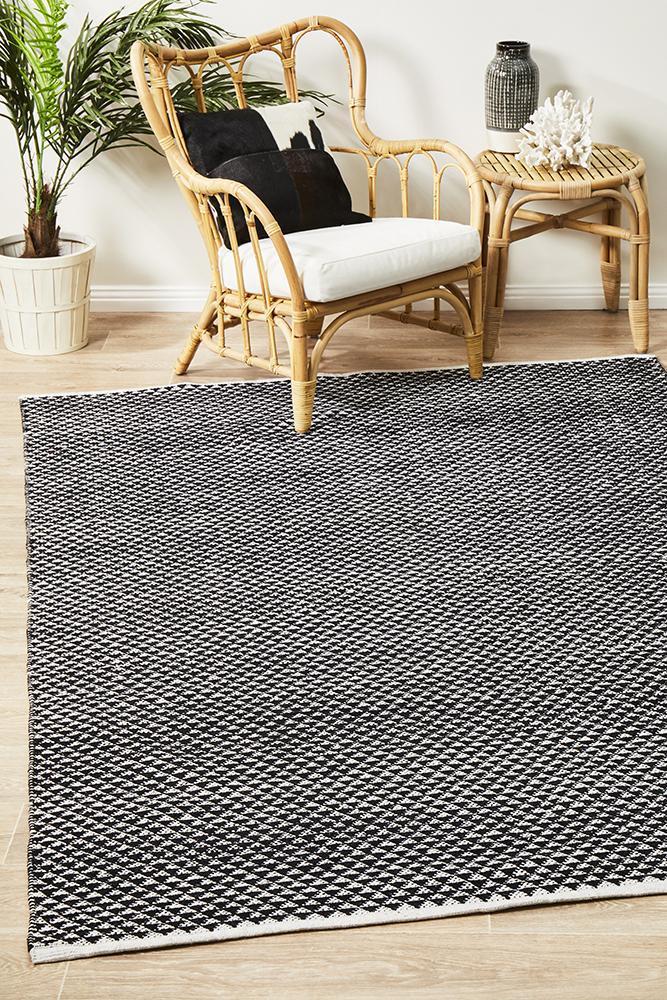 Spirit Finn Flat Woven Triangles Black Rug